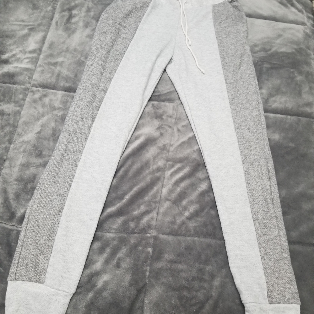 🏷5/$25 wish and whim sweat pants sz medium grey